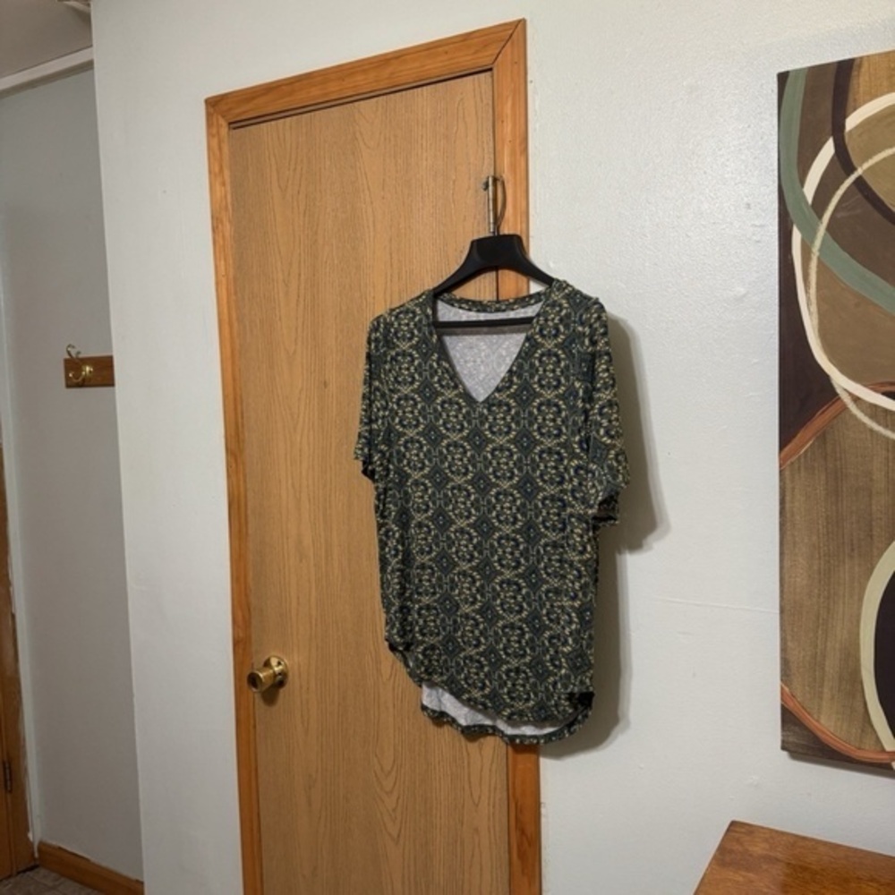 Lane Bryant NWT Size 14/16 Multi-Color w/Geometric Print Short Sleeve V-Neck Top